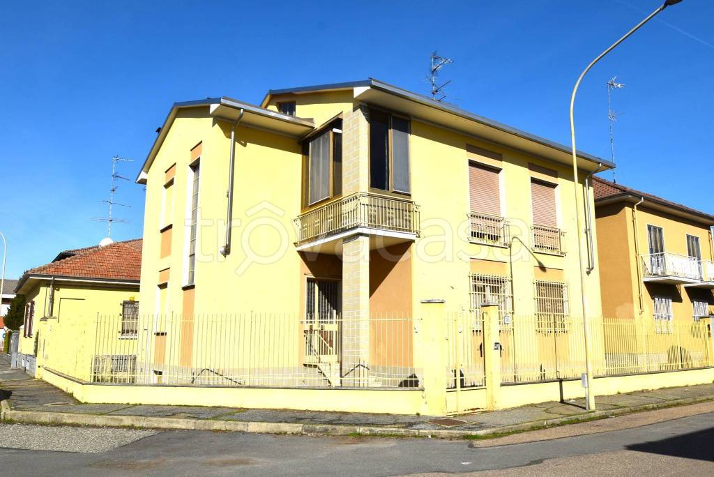 Villa Bifamiliare in vendita a Vercelli via Eritrea