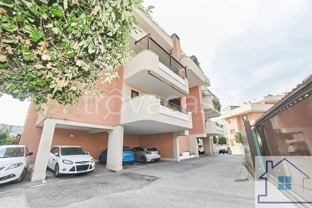 Appartamento in vendita a Roma via Marcello Alessio, 174