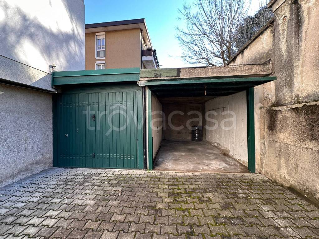 Garage in vendita a Vimercate via Alessandro Manzoni, 5