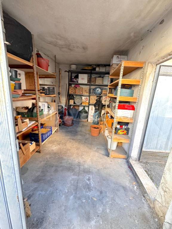 Garage in vendita a Prato via Francesco Baracca
