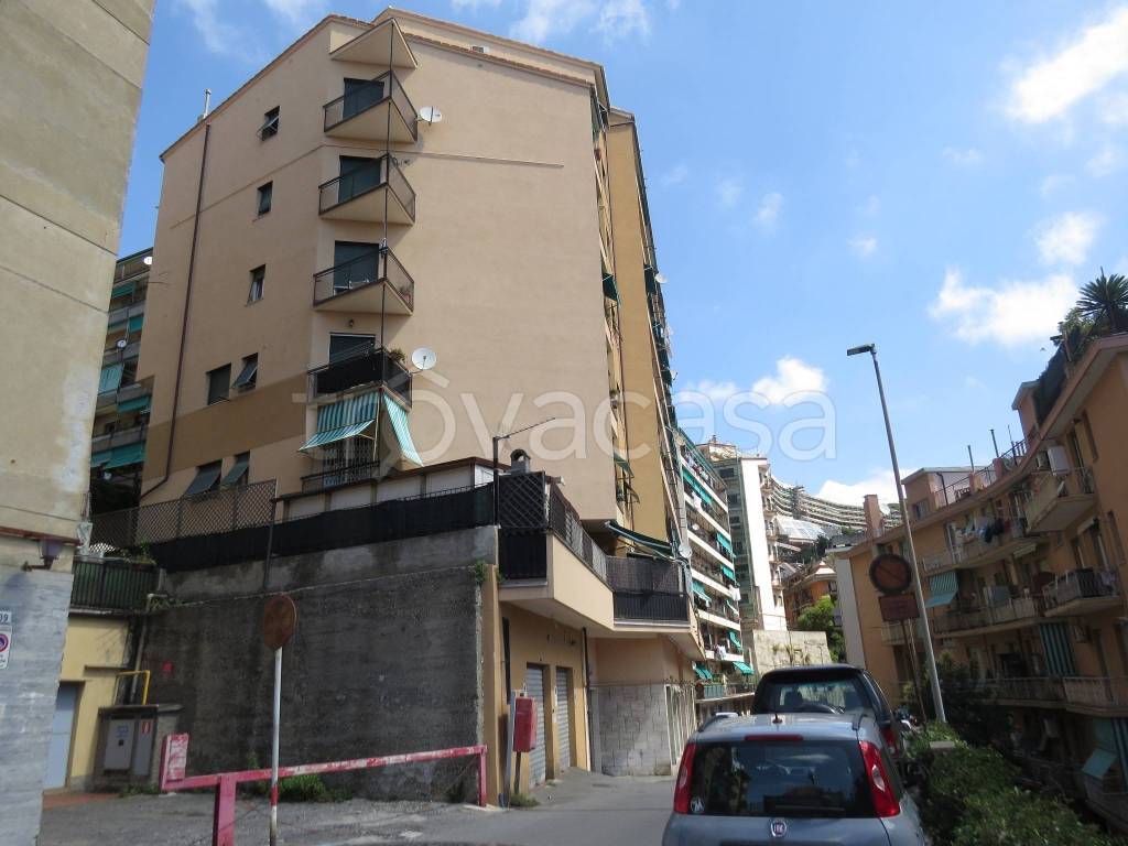 Appartamento in affitto a Genova via Enrico Hillyer Giglioli, 23