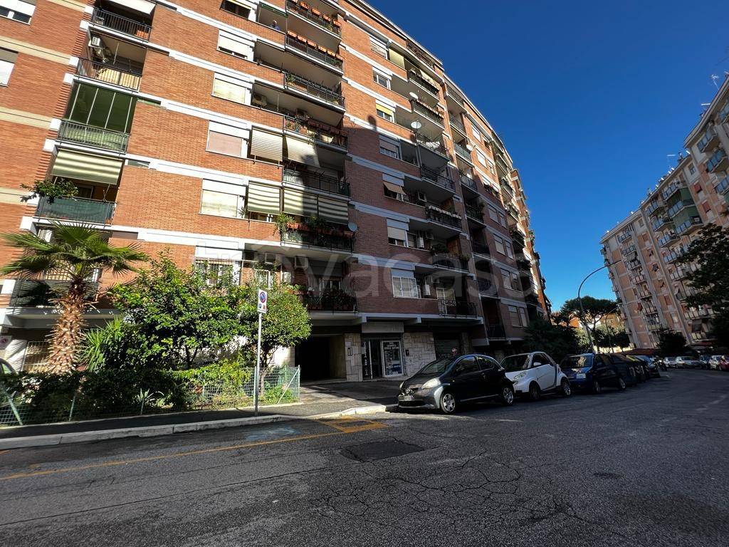 Appartamento in vendita a Roma via Pasquale Revoltella