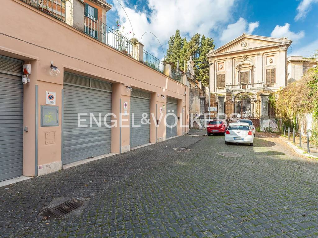 Garage in vendita a Roma via Frosinone