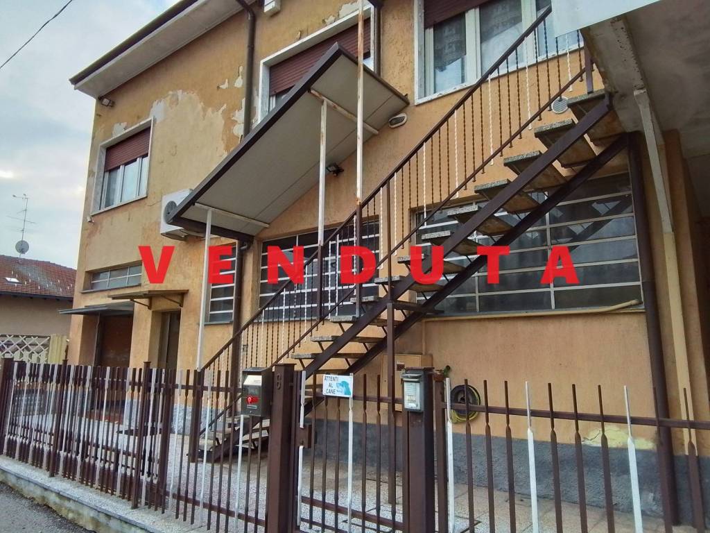 Casa Indipendente in vendita a Casorate Sempione via Vittorio Veneto