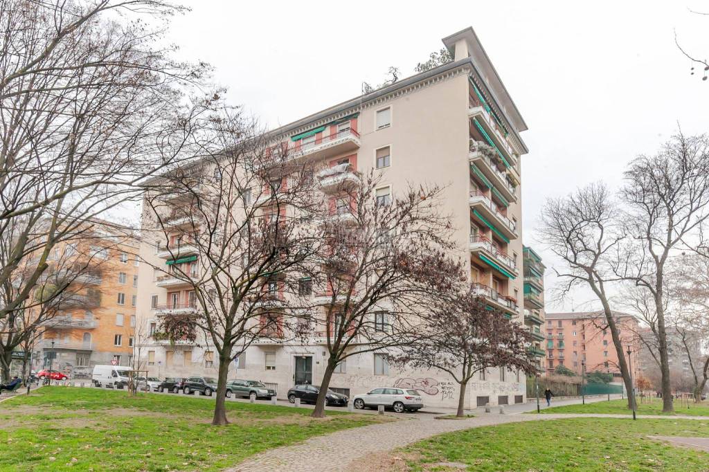 Appartamento in vendita a Milano viale Coni Zugna 34