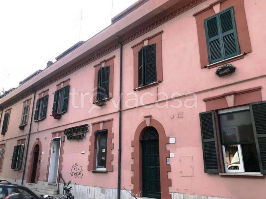 Magazzino in vendita a Roma viale dei Romagnoli 758