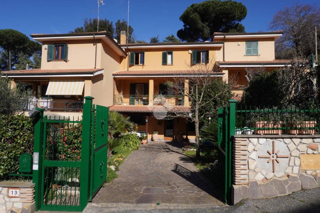 Villa Bifamiliare in vendita ad Ariccia via Virbio, 13