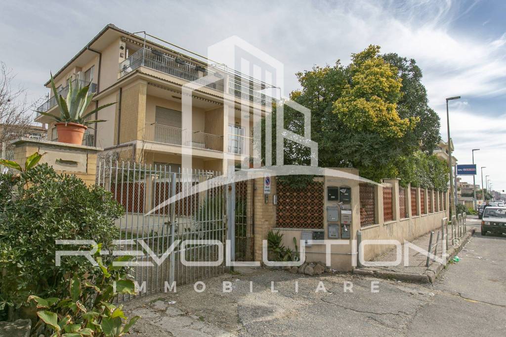 Appartamento in vendita a Pomezia lungomare delle Sirene, 540