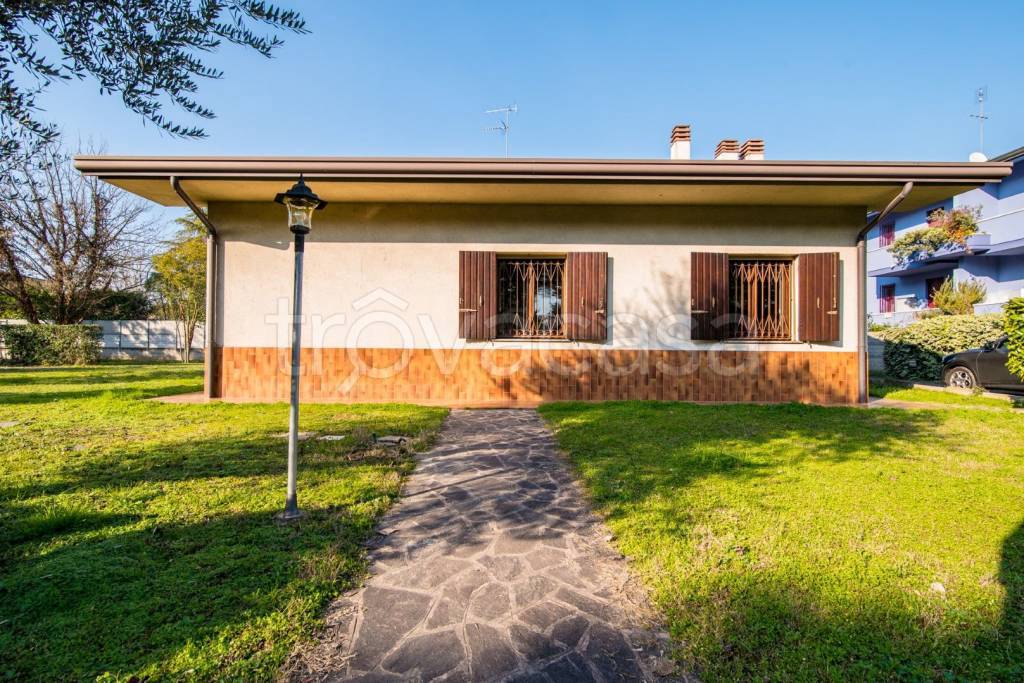 Villa in vendita a Montegrotto Terme via Ippolito Nievo