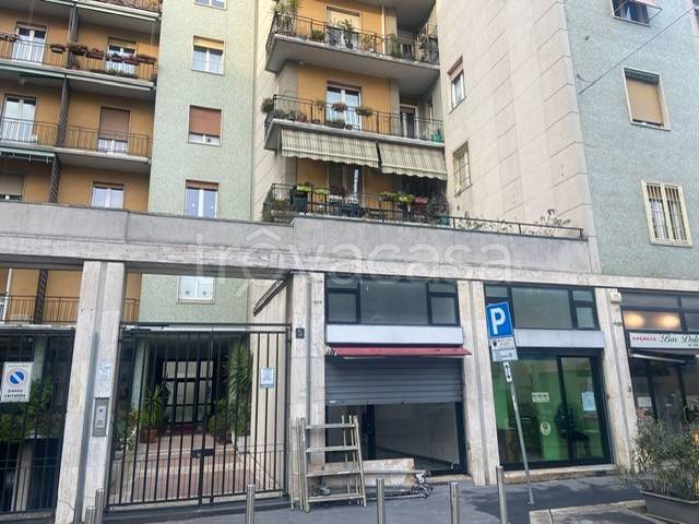 Negozio in vendita a Milano via Carlo Forlanini, 5