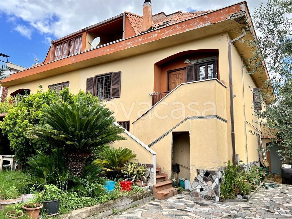 Villa Bifamiliare in vendita a Roma via Roccalumera