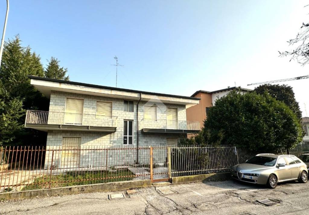 Villa Bifamiliare in vendita a Carnate via Silvio Pellico