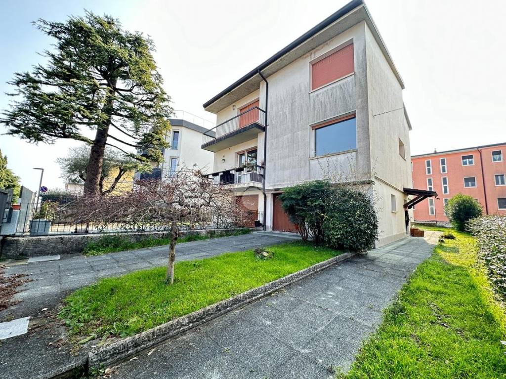 Villa Bifamiliare in vendita a Desenzano del Garda