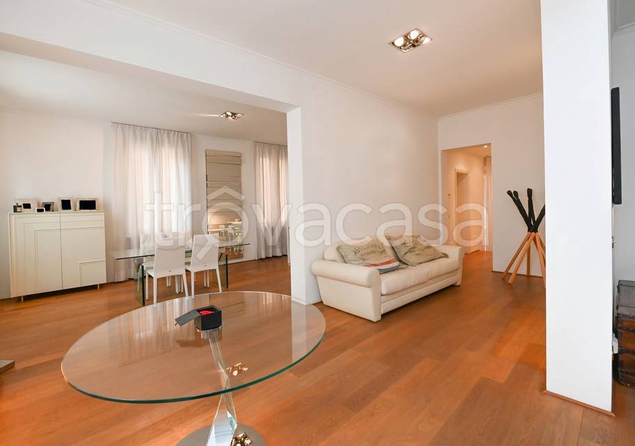 Appartamento in vendita a Modena via Emilia Centro