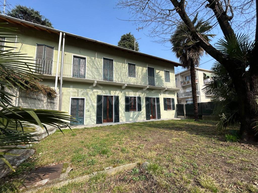 Casa Indipendente in vendita a Lonate Pozzolo via Dante Alighieri, 27