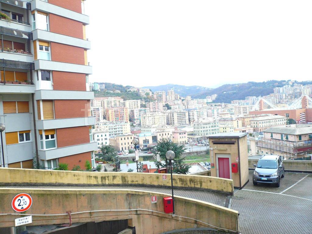 Ufficio in vendita a Genova via Leonardo Montaldo