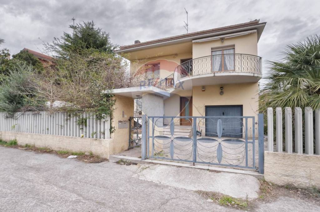 Casa Indipendente in vendita a Montesilvano via Studenti di san Giuliano di Puglia, 5