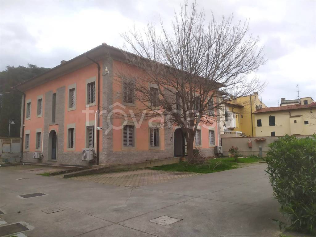 Intero Stabile in affitto a Sesto Fiorentino via Giuseppe Garibaldi, 14