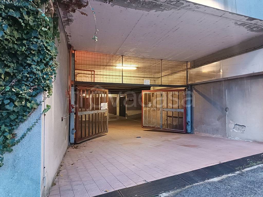 Garage in vendita a Genova via Luoghi Santi, 19