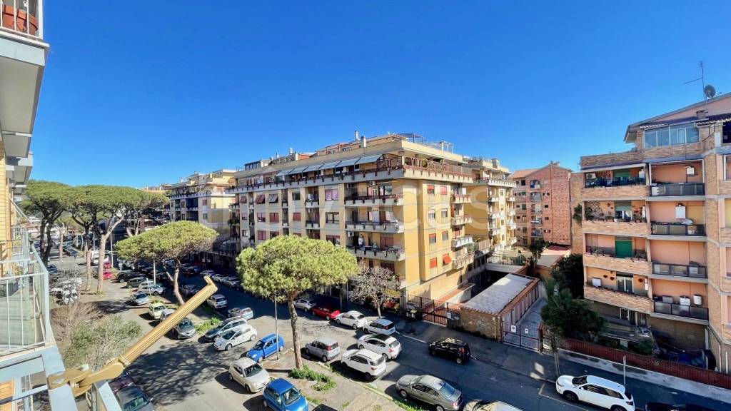 Appartamento in vendita a Roma via Diego Simonetti, 29