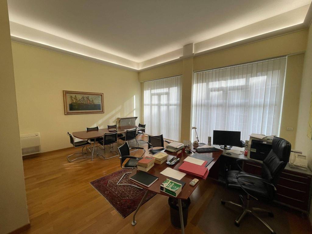 Ufficio in in affitto da privato a Prato viale Vittorio Veneto, 22