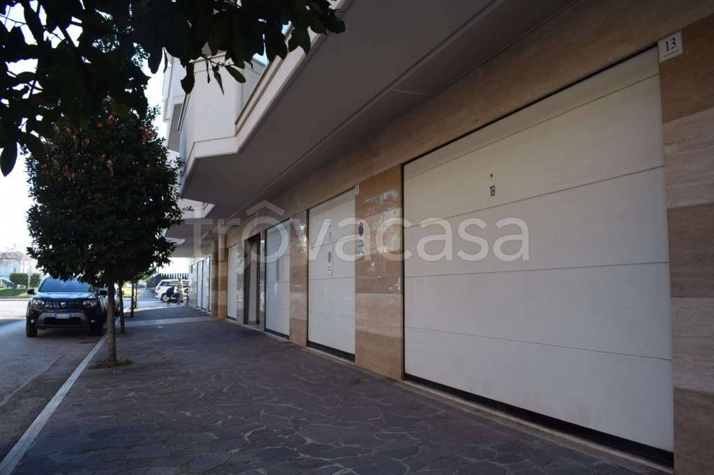 Garage in vendita a Pescara via Botticelli