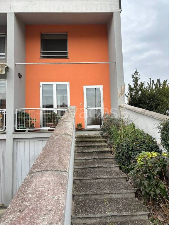 Villa a Schiera in in vendita da privato a Castelvetro Piacentino quartiere Aldo Moro, 32