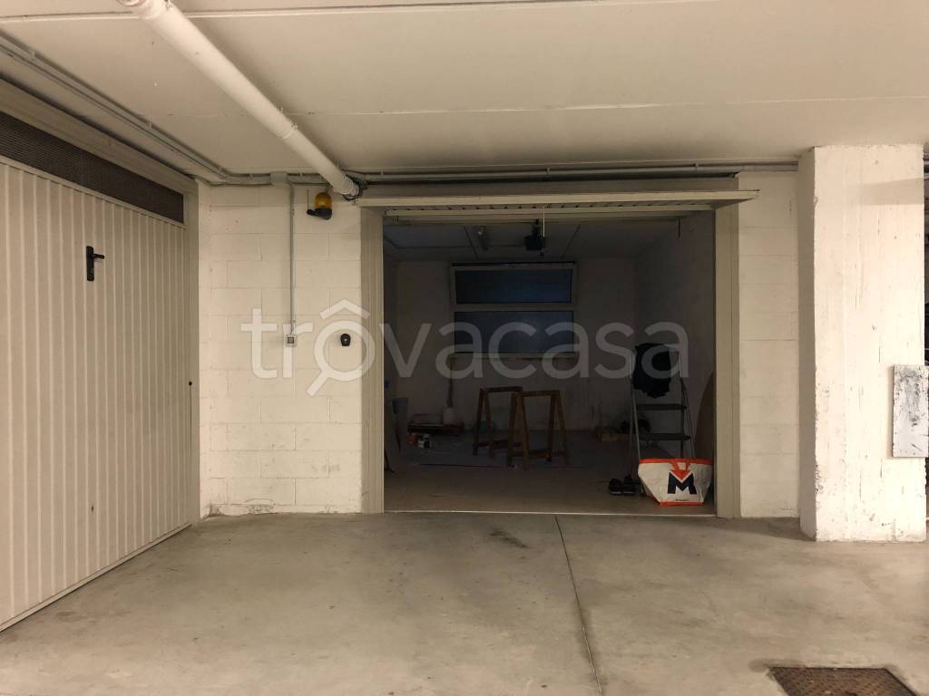 Garage in vendita a Rimini via Montescudo, 31