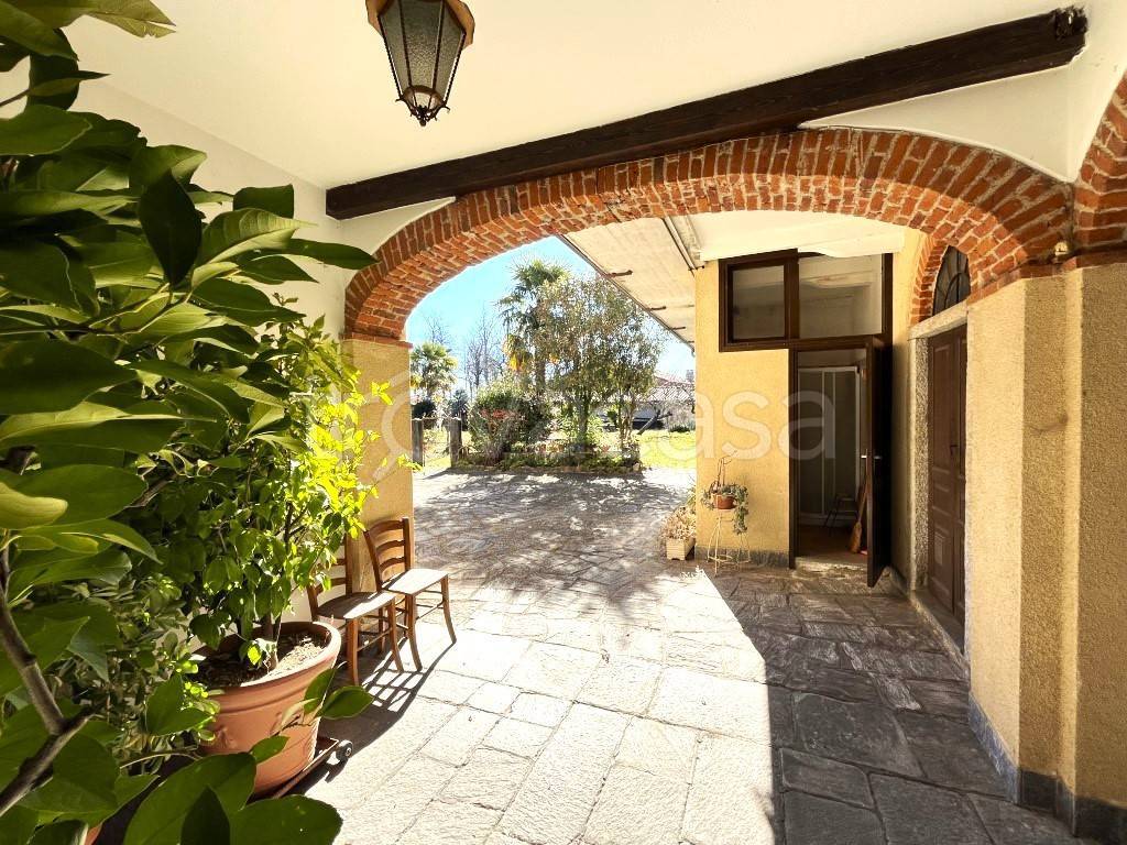Villa Bifamiliare in vendita a Laveno-Mombello via Leggiuno, 21