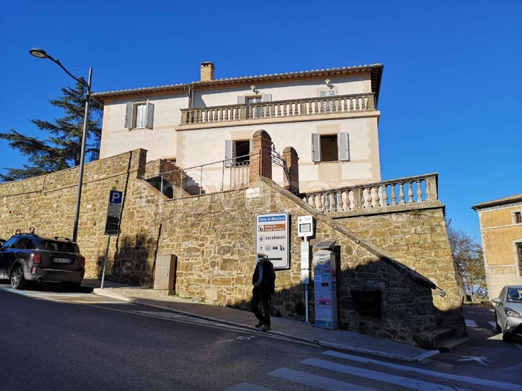 Villa in vendita a Montalcino piazza Camillo Benso Conte di Cavour