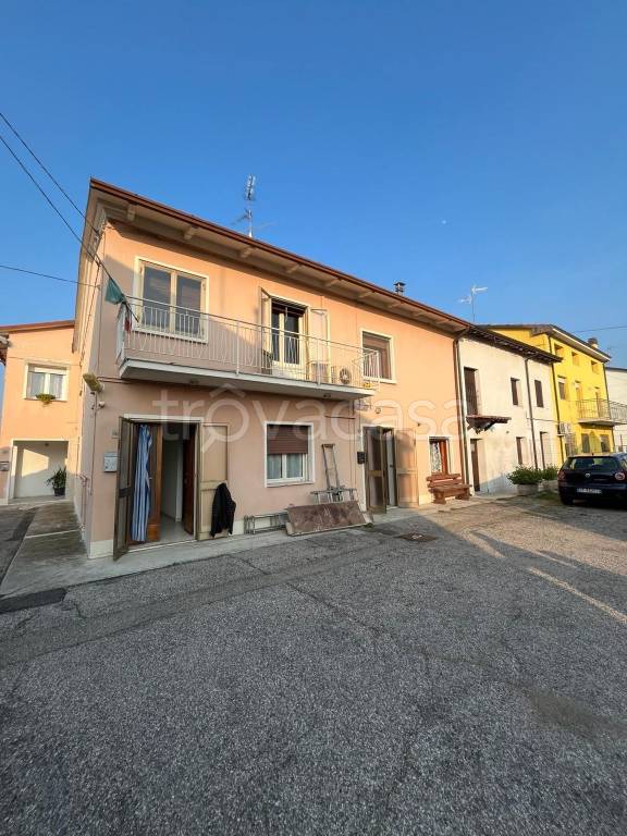 Villa a Schiera in vendita a Mirandola via Imperiale, 345