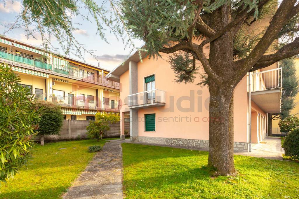 Villa in vendita a Caronno Pertusella via Asiago, 73