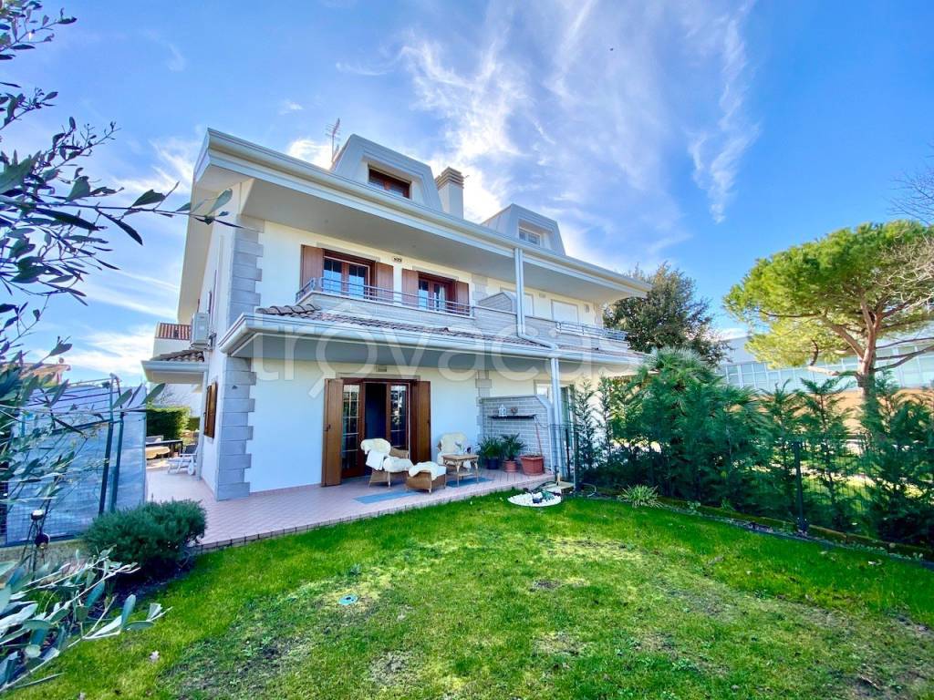 Villa Bifamiliare in vendita a Lignano Sabbiadoro via Custoza