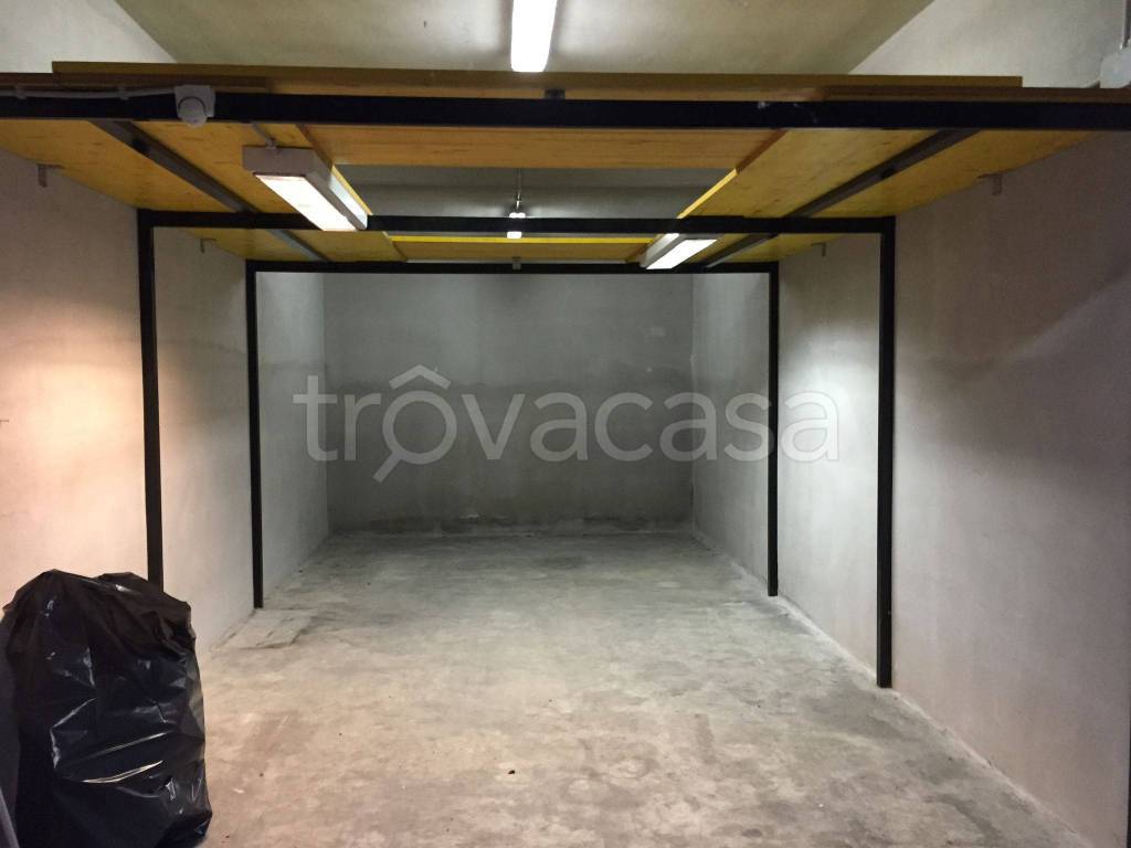 Garage in vendita a Guidonia Montecelio via Maremmana Inferiore, 30