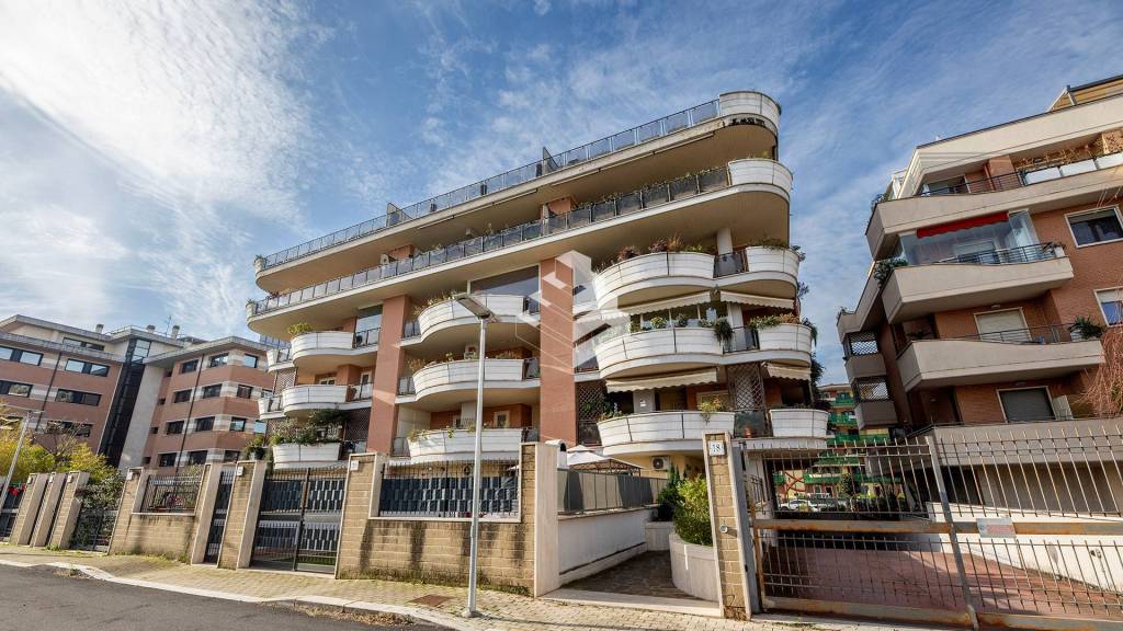 Appartamento in vendita a Roma via Raffaele Paparella