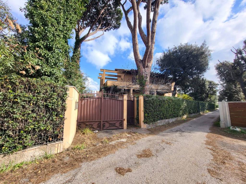 Villa in vendita a Fiumicino via Palombina