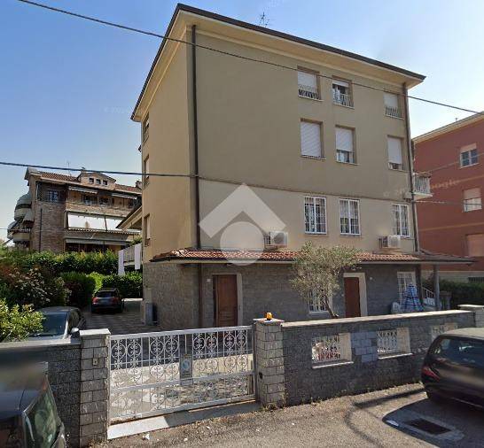 Villa Bifamiliare in vendita a Modena bifamiliare Via Frignani, 20