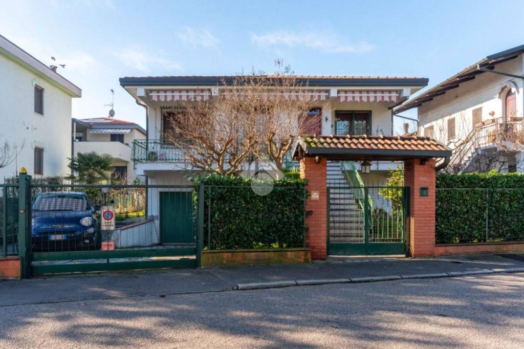 Villa in vendita a Trezzano sul Naviglio via Como, 3