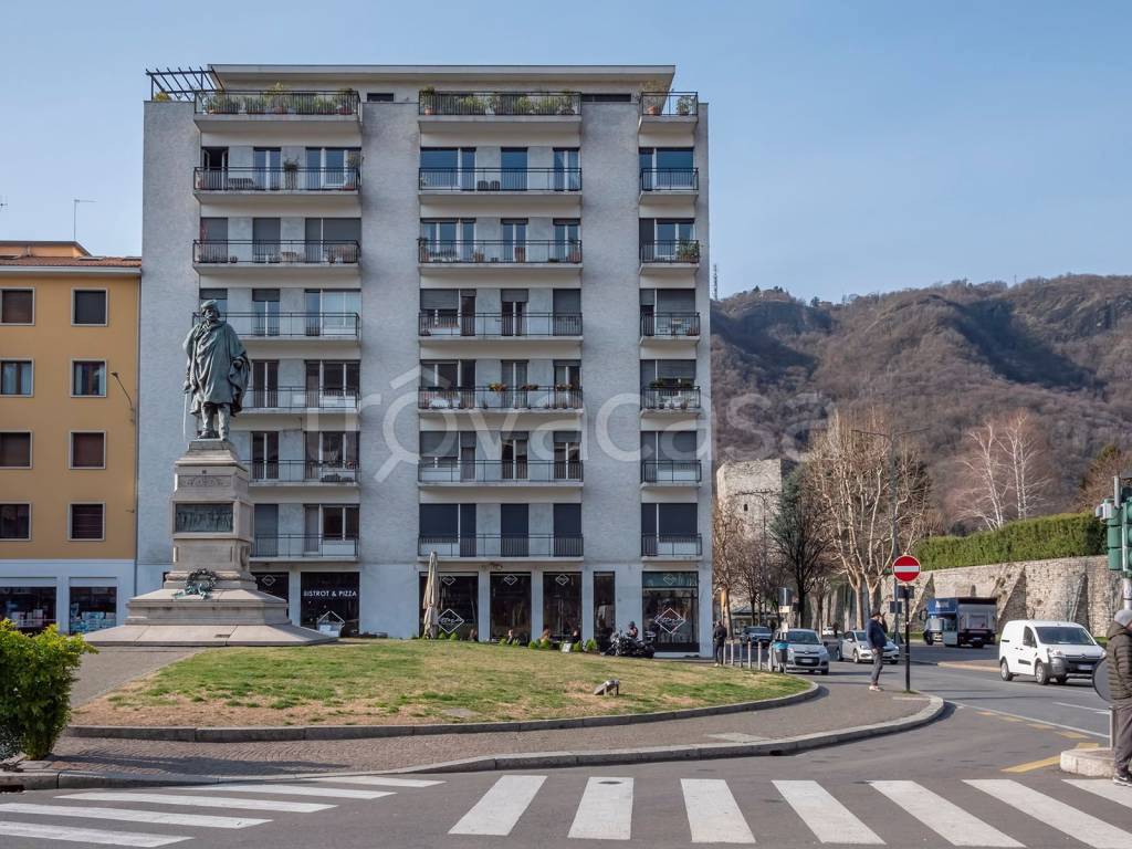 Appartamento in vendita a Como viale Carlo Cattaneo, 1