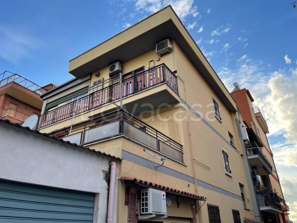 Appartamento in vendita a Roma via Enrico Bondi, 241/b