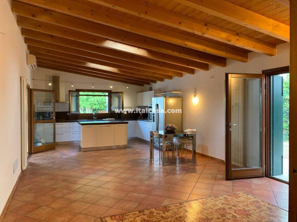 Villa in vendita a Roverbella