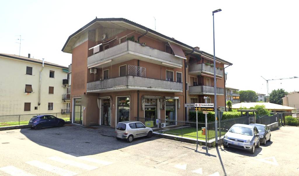 Negozio in vendita a Verona via Dora Baltea, 31