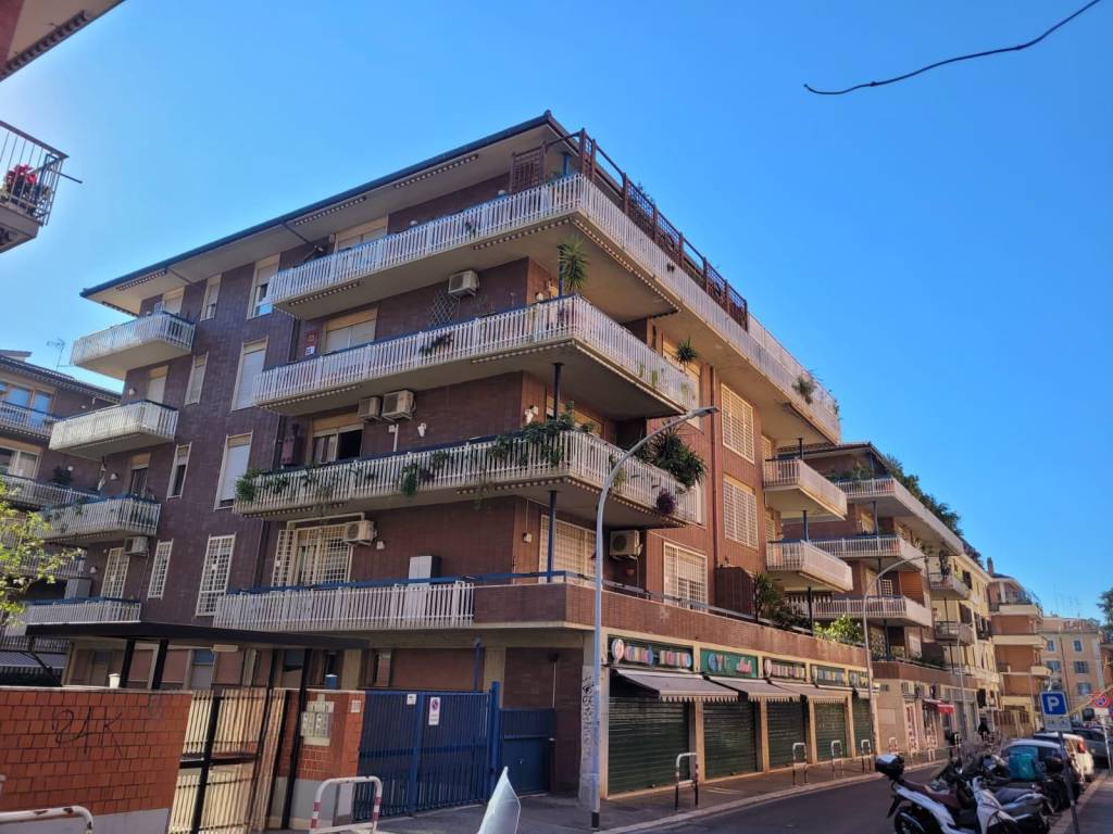 Appartamento in vendita a Roma via Michele Amari, 47