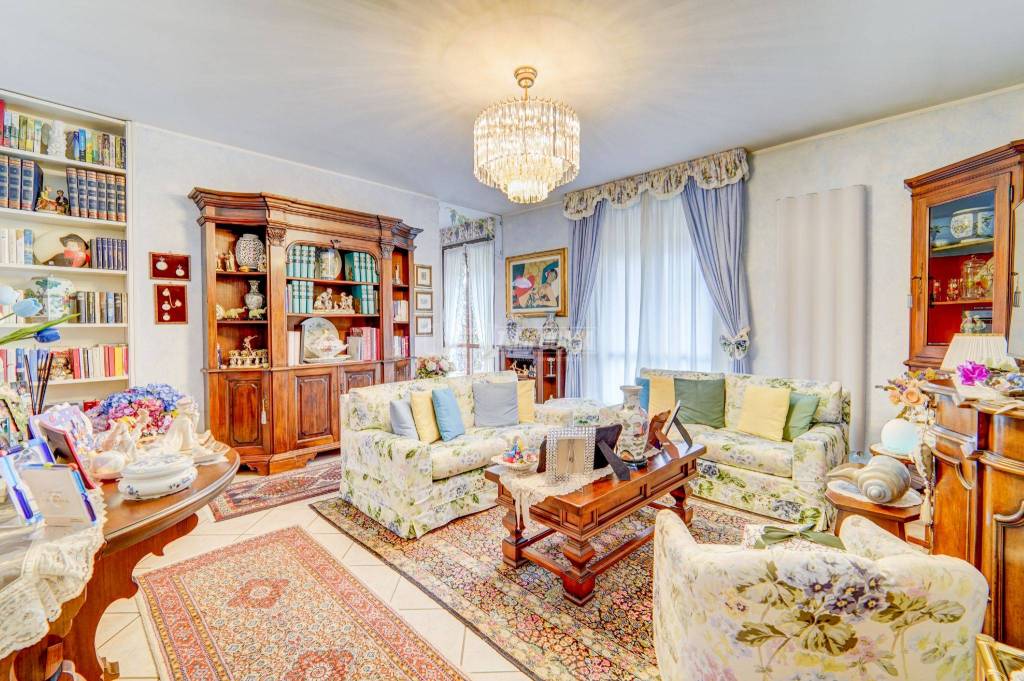 Appartamento in vendita a Sesto Calende via Carlo Cattaneo