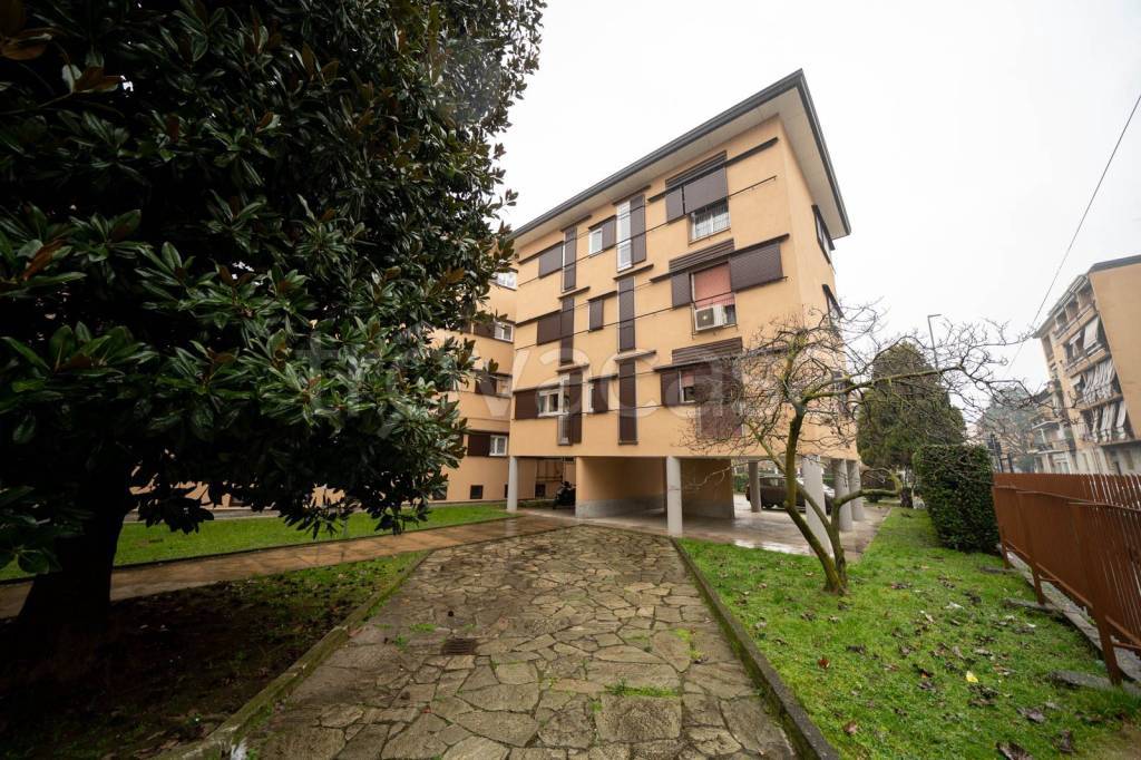 Appartamento in vendita a Monza via Carlo Rota