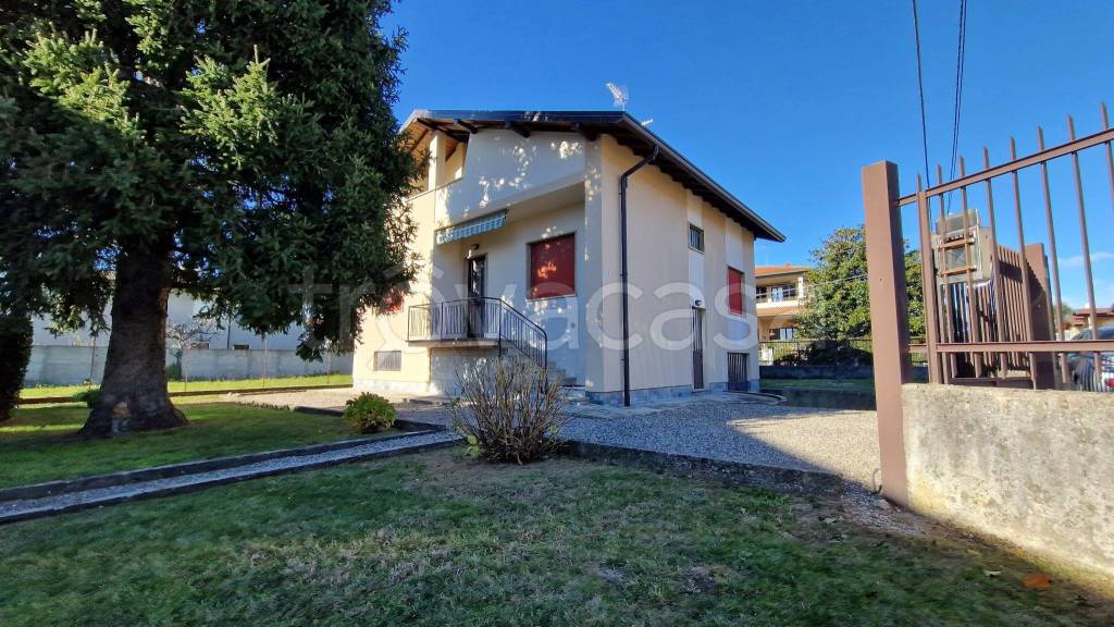Villa in vendita a Lonate Ceppino via San Maurizio, 3