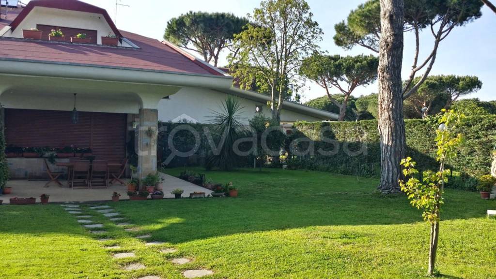 Villa Bifamiliare in vendita ad Ardea via Tevere, 66