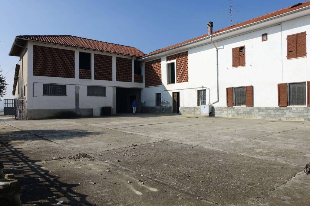 Casale in vendita ad Agliano Terme regione Brussacco