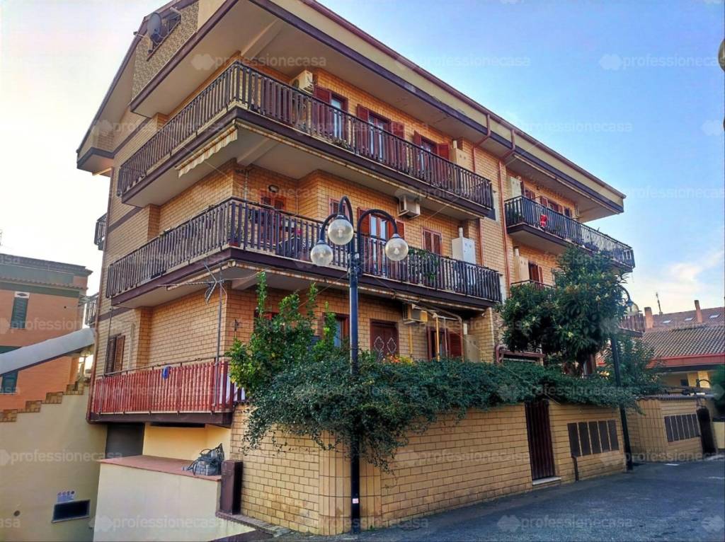 Appartamento in vendita a Roma via Leonforte