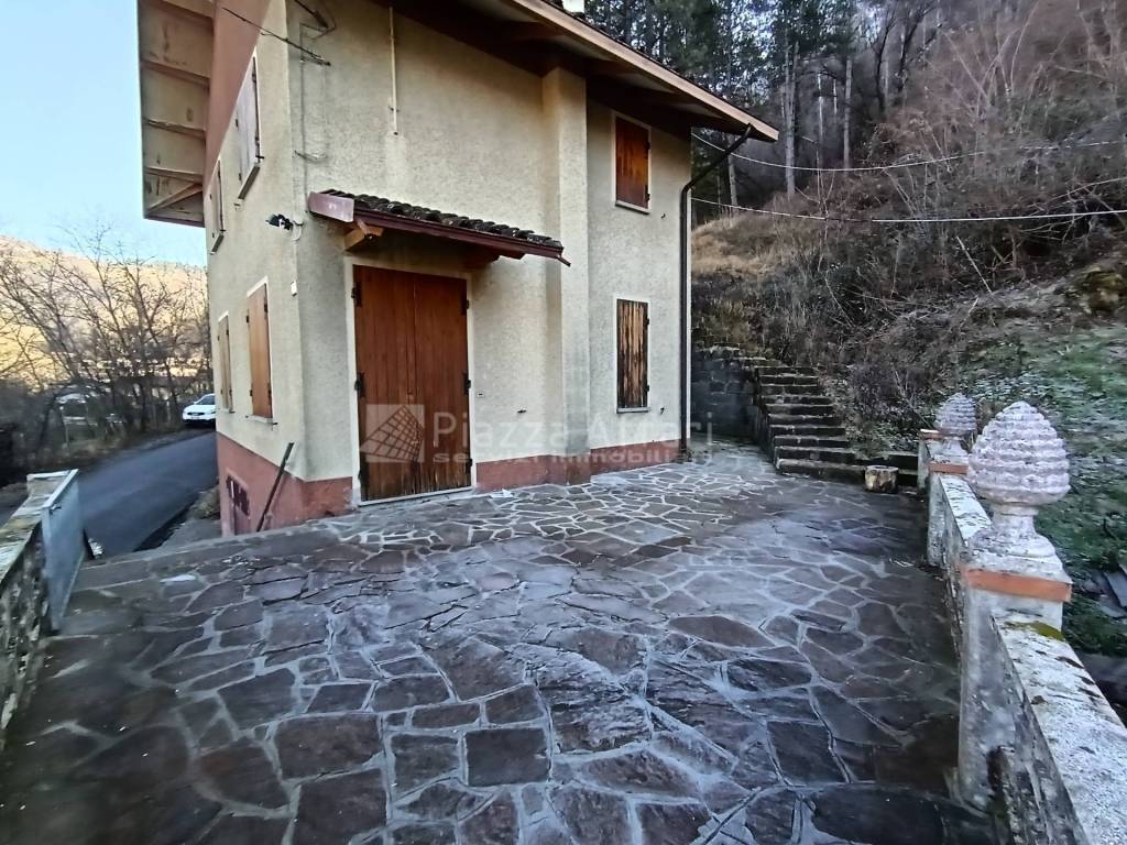 Casa Indipendente in vendita a Vetto via Costaborga